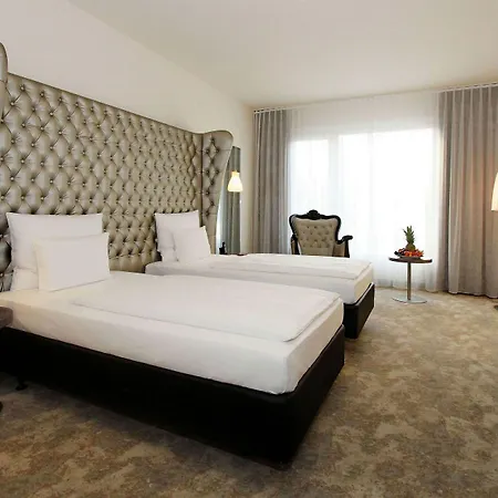 Arcotel John F