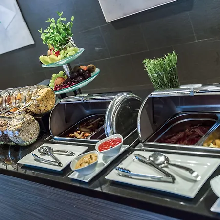 Arcotel John F