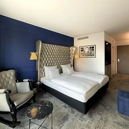 ホテル Arcotel John F 4*